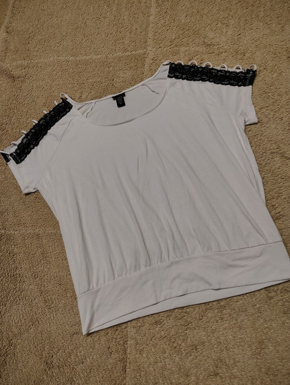 Torrid Women's White Black Lace Sleeve Detail Short Sleeve Top Sz 0